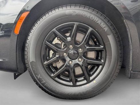 Used 2023 Chrysler Pacifica Touring-L FWD image 24