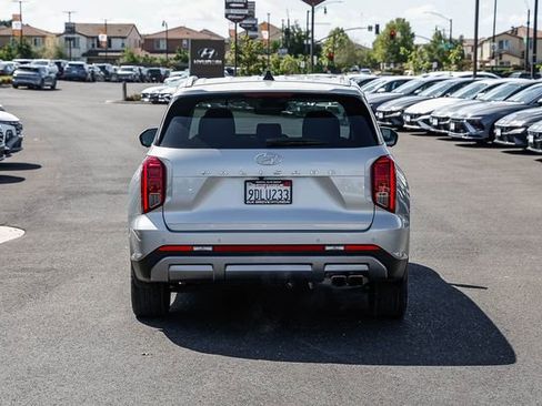 Used 2023 Hyundai Palisade SEL FWD image 3
