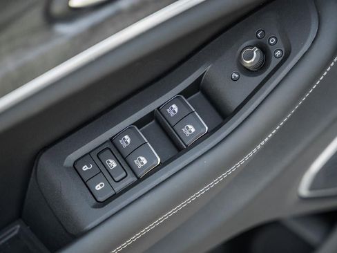 New 2025 Jeep Grand Cherokee Overland w/ Luxury Tech Group IV AWD/4WD image 39
