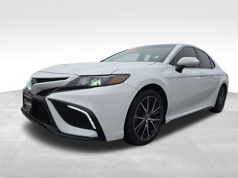 Used 2023 Toyota Camry SE image 3