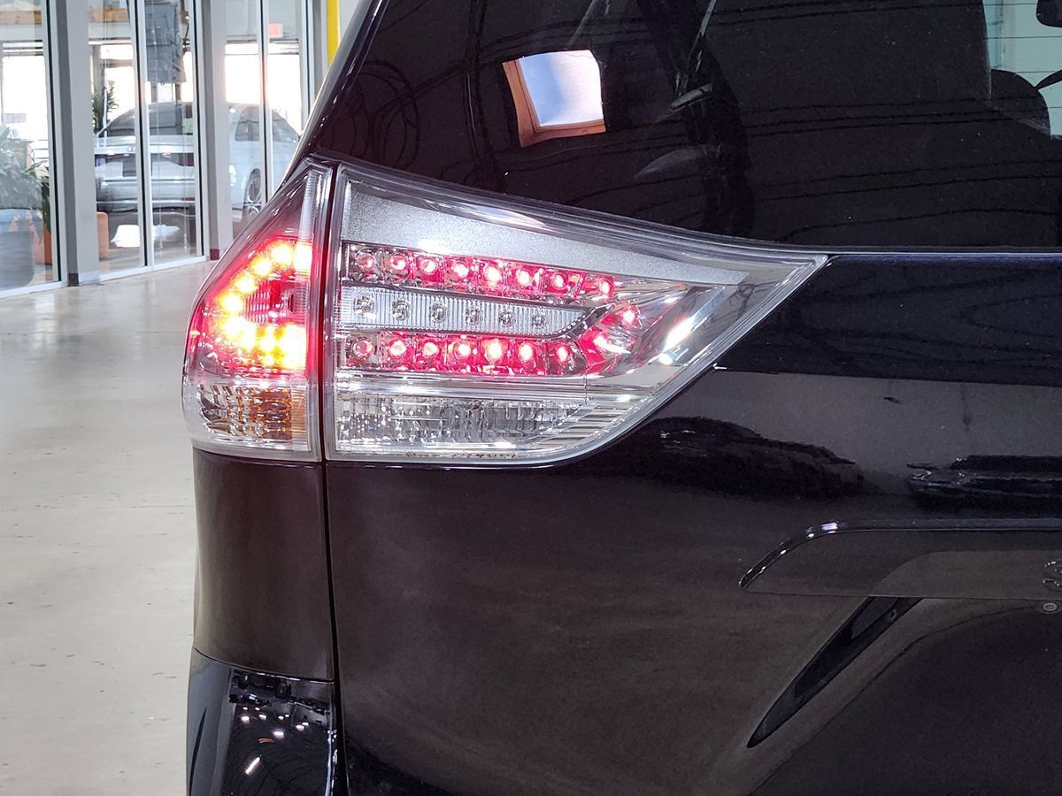 Used 2017 Toyota Sienna SE FWD image 19