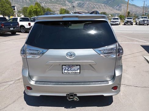 Used 2020 Toyota Sienna SE Premium FWD image 4