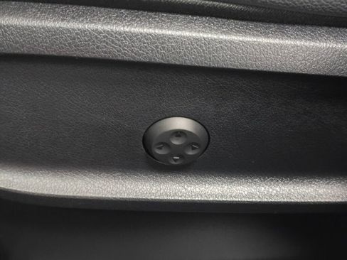 Used 2025 Mercedes-Benz GLB 250 4MATIC image 34