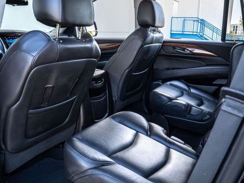 Used 2018 Cadillac Escalade Luxury image 18
