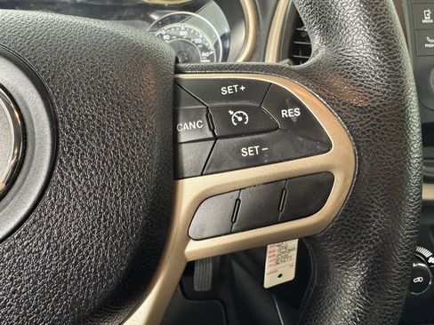 Used 2017 Jeep Cherokee Sport AWD/4WD image 16