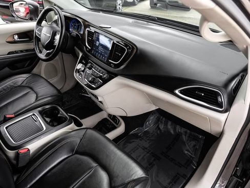Used 2018 Chrysler Pacifica Touring-L Plus w/ Advanced Safetytec Group FWD image 9