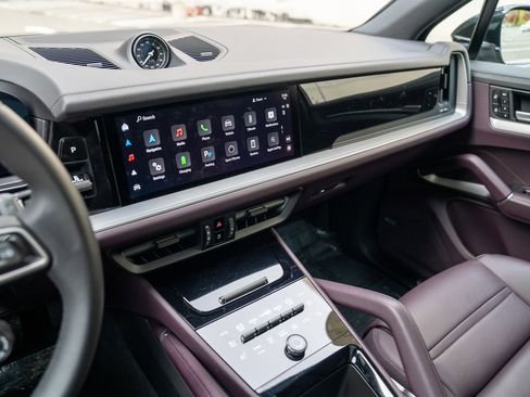 Used 2024 Porsche Cayenne E-Hybrid image 16