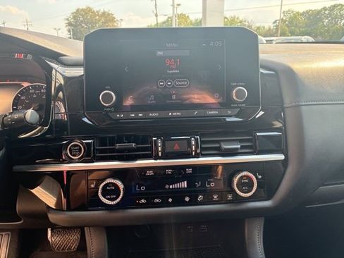 Used 2024 Nissan Pathfinder SV image 24