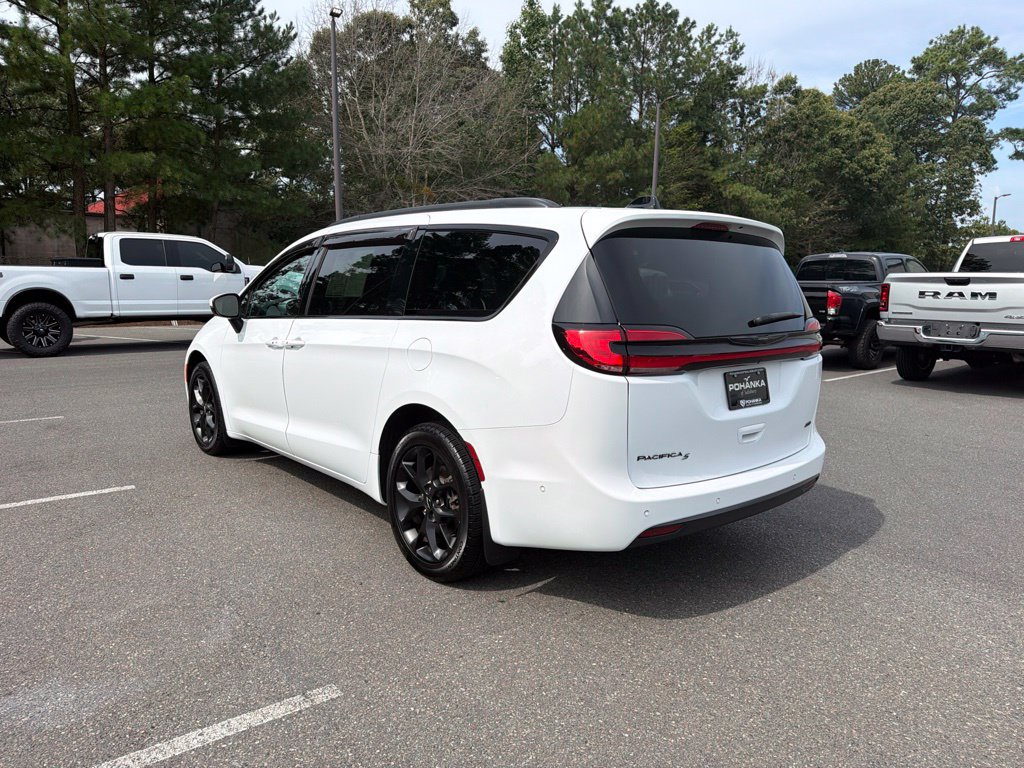 Used 2023 Chrysler Pacifica Touring-L w/ S Appearance Package AWD/4WD image 7