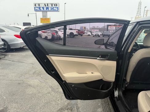 Used 2017 Hyundai Elantra SE image 14