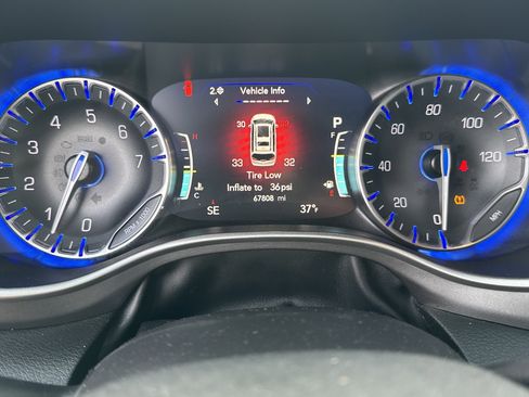 Used 2023 Chrysler Pacifica Touring-L image 31