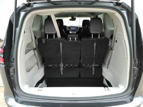 Used 2023 Chrysler Pacifica Touring-L FWD image 26