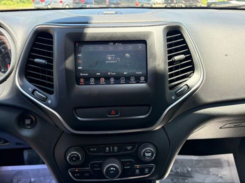 Used 2019 Jeep Cherokee Latitude Plus AWD/4WD image 13
