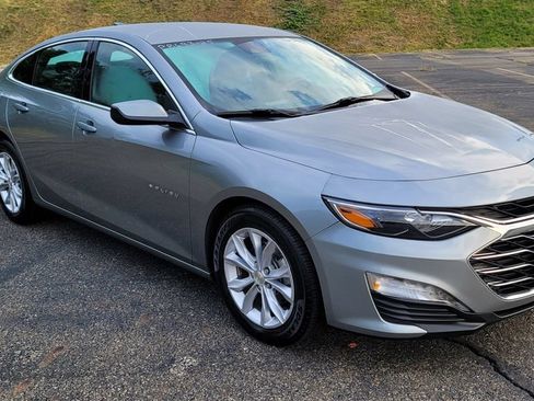 Used 2025 Chevrolet Malibu LT FWD image 2