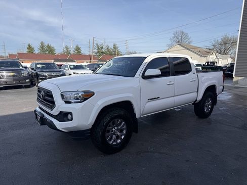 Used 2017 Toyota Tacoma SR5 w/ Exterior Package AWD/4WD image 3