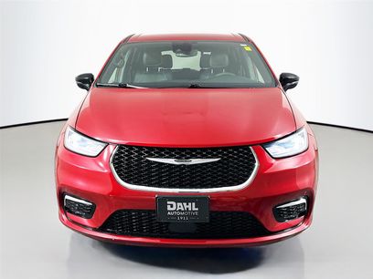 Used 2025 Chrysler Pacifica Select