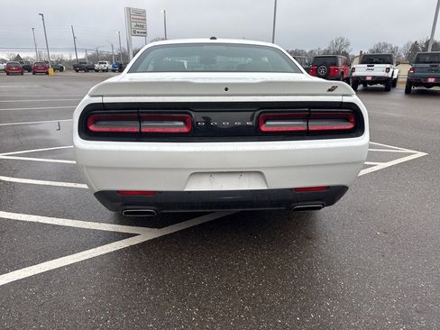 Used 2019 Dodge Challenger SXT image 8