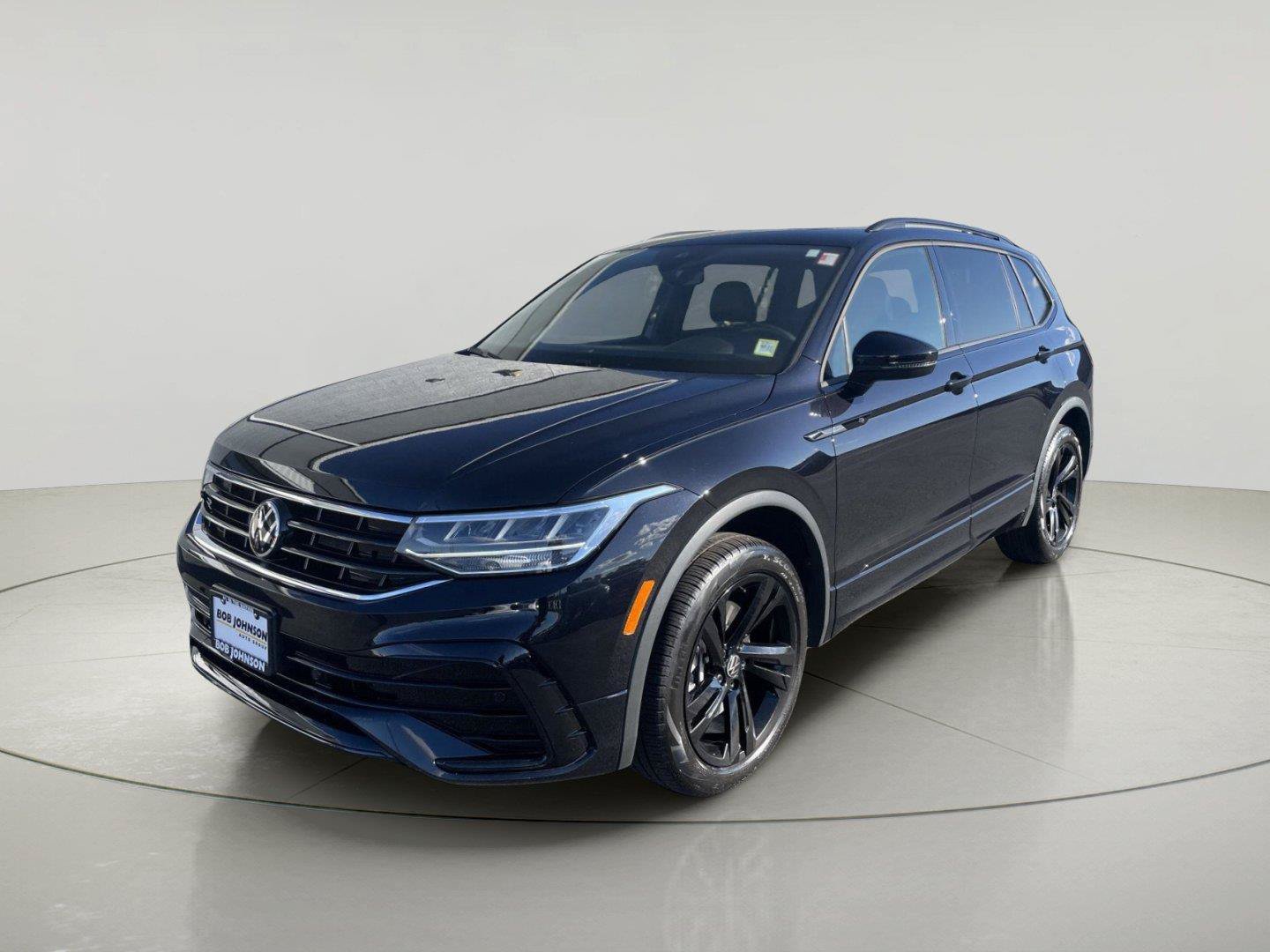 Used 2024 Volkswagen Tiguan SE R-Line AWD/4WD image 3