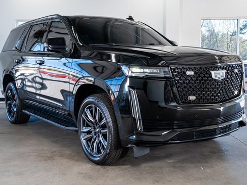 Used 2022 Cadillac Escalade Premium Luxury image 4