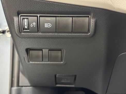 Used 2025 Toyota Corolla Cross L image 27