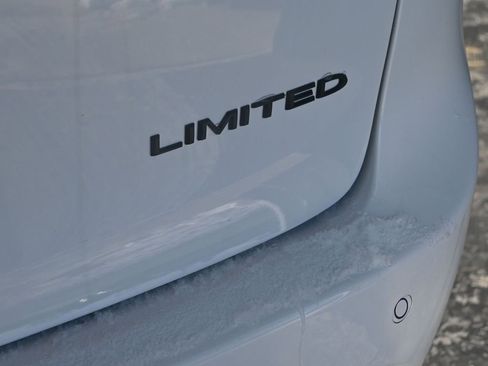 New 2026 Chrysler Pacifica Limited image 9