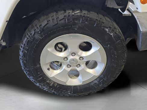Used 2015 Jeep Wrangler Sahara w/ Connectivity Group AWD/4WD image 18