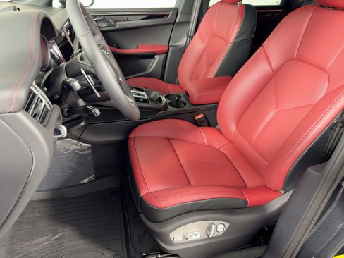 Certified 2026 Porsche Macan AWD/4WD image 5