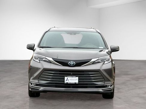 Used 2023 Toyota Sienna Platinum FWD image 9