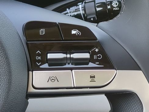 Used 2025 Hyundai Elantra Limited FWD image 21
