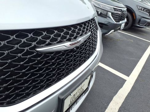 Used 2023 Chrysler Pacifica Touring-L AWD/4WD image 23