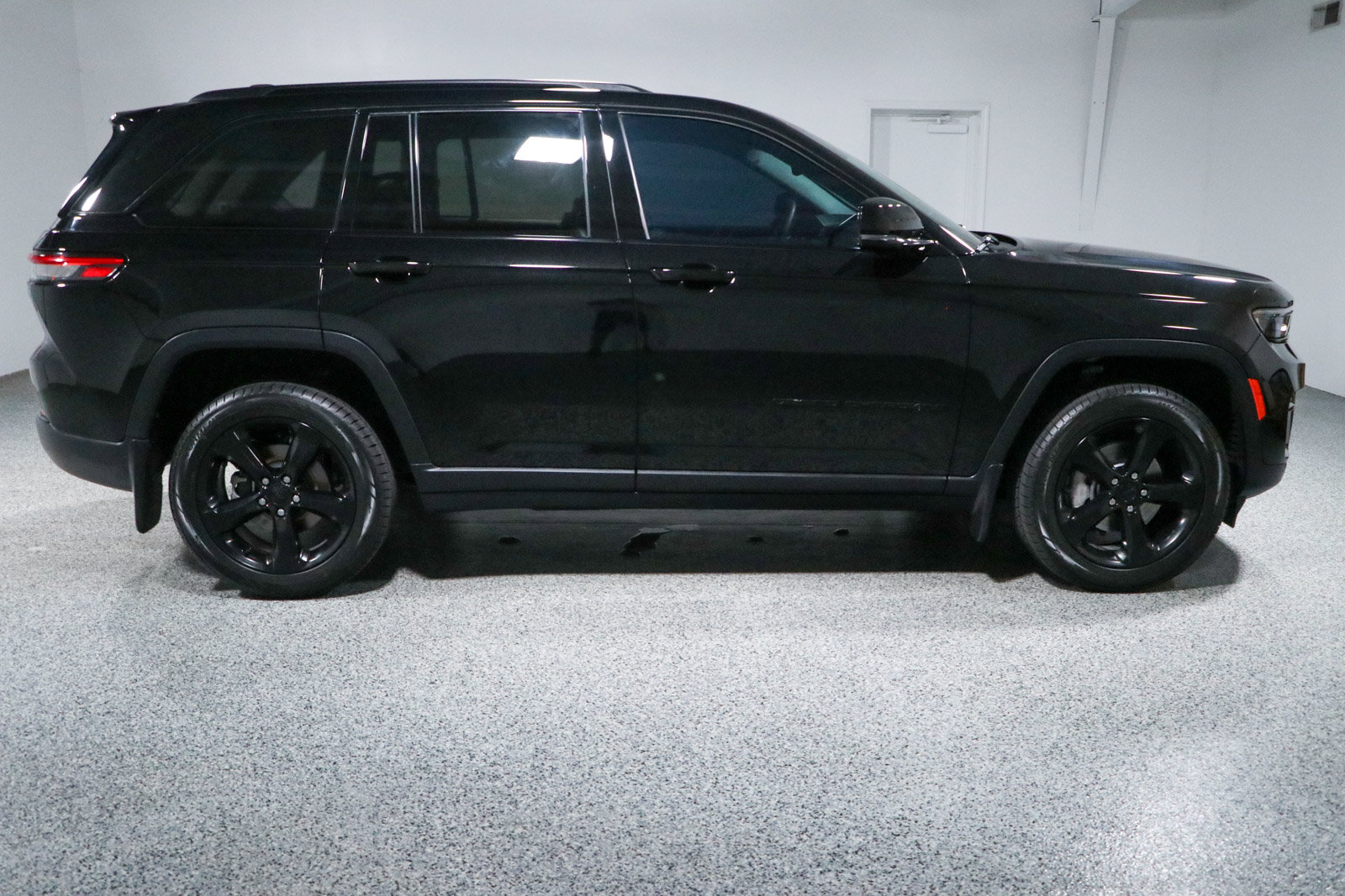 Used 2023 Jeep Grand Cherokee Limited w/ Black Appearance Package AWD/4WD image 6