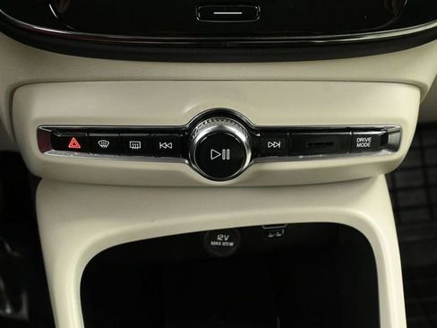 Used 2022 Volvo XC40 T5 Momentum image 33
