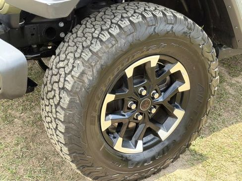 Used 2025 Jeep Wrangler Unlimited Rubicon AWD/4WD image 14