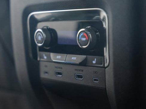 New 2026 Chevrolet Suburban High Country image 38