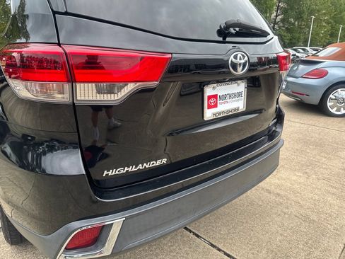 Used 2017 Toyota Highlander Limited Platinum FWD image 10
