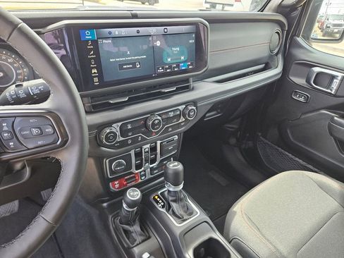 Used 2025 Jeep Wrangler Unlimited Rubicon AWD/4WD image 20