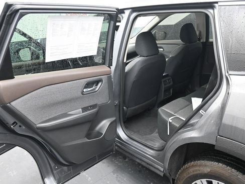 Used 2023 Nissan Rogue SV image 17