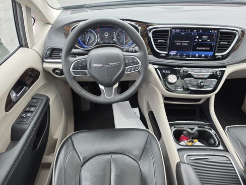 Used 2023 Chrysler Pacifica Limited FWD image 30