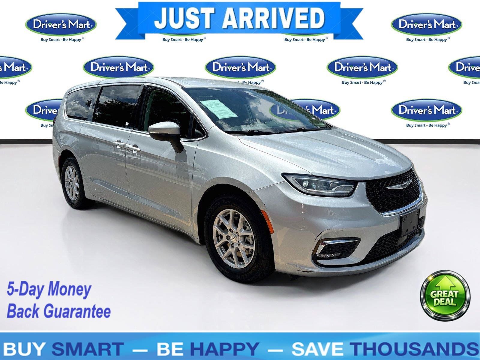 Used 2023 Chrysler Pacifica Touring-L FWD image 1
