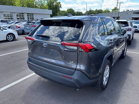 Used 2021 Toyota RAV4 LE AWD/4WD image 4
