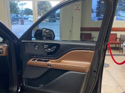 Used 2020 Lincoln Aviator Reserve w/ Elements Package Plus image 16