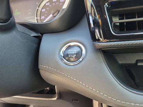 Used 2023 Toyota Highlander XSE FWD image 17