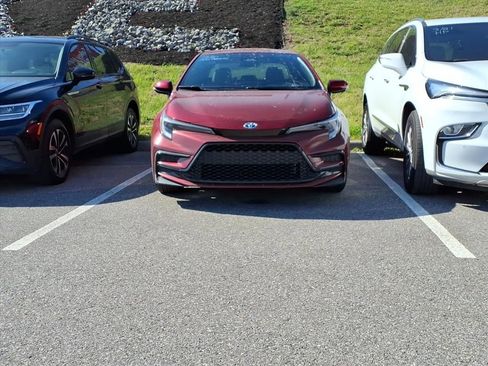 Used 2025 Toyota Corolla SE image 3