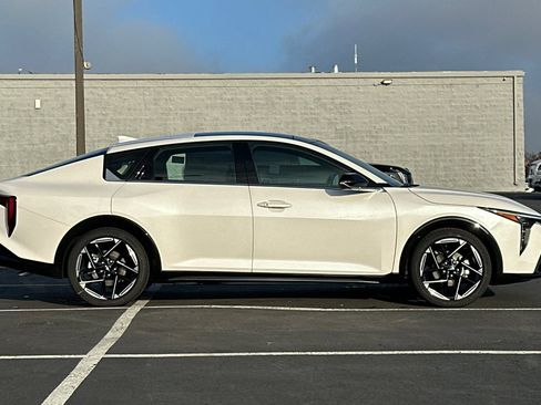 New 2025 Kia K4 GT-Line image 3