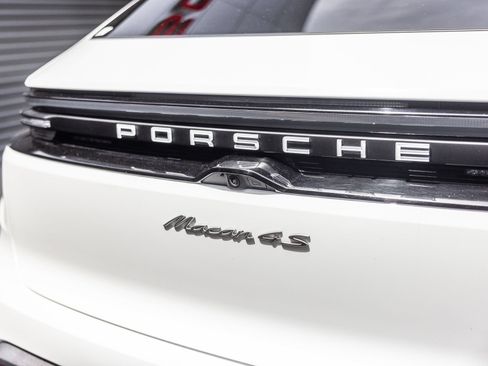 Certified 2025 Porsche Macan 4S Electric AWD/4WD image 24