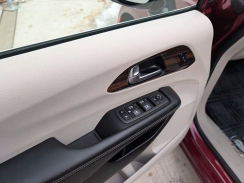 Used 2023 Chrysler Pacifica Limited image 9