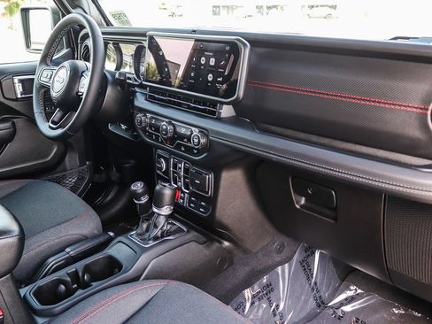 Used 2025 Jeep Wrangler Unlimited Rubicon AWD/4WD image 16