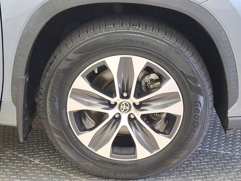 Certified 2020 Toyota Highlander XLE AWD/4WD image 31