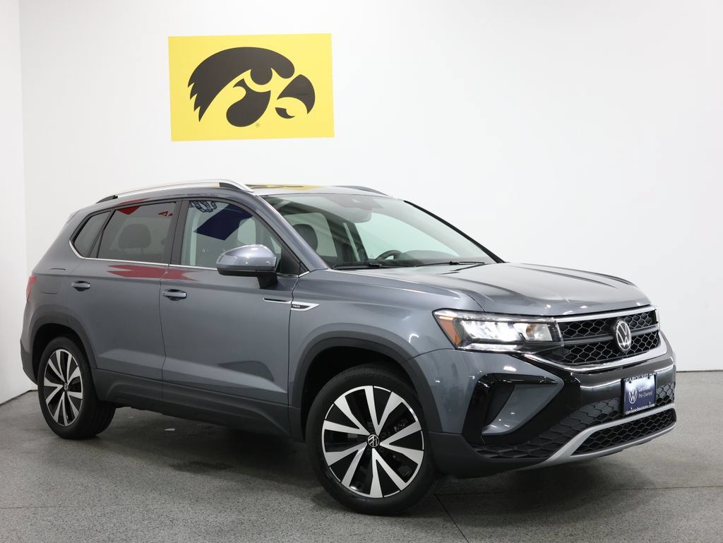 Certified 2023 Volkswagen Taos SE w/ Panoramic Sunroof Package AWD/4WD image 2