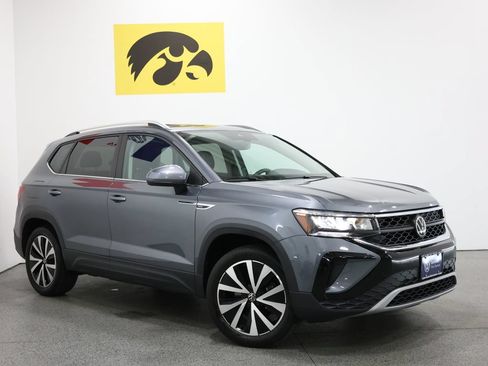 Certified 2023 Volkswagen Taos SE w/ Panoramic Sunroof Package AWD/4WD image 2